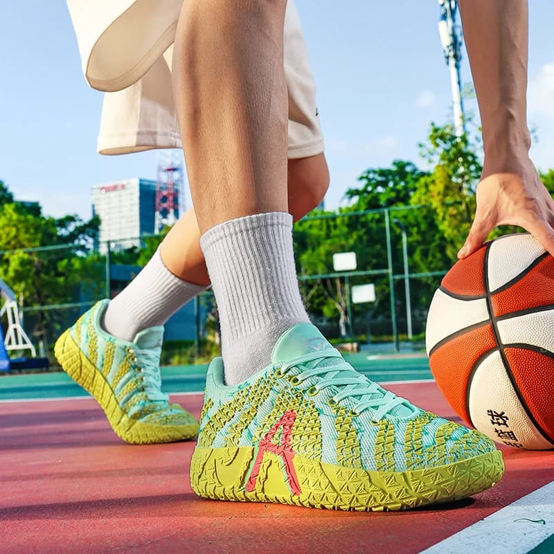 Nuove pratiche scarpe da basket con suola morbida antiscivolo, scarpe sportive leggere e che generano il rumore per studenti