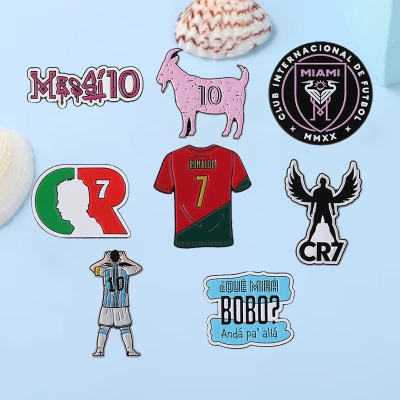 Perni smaltati circostanti con stella del calcio, inclusi Cr7 Football Club Messi, 10 lettere, spilla con distintivo in metallo, gioielli all'ingrosso