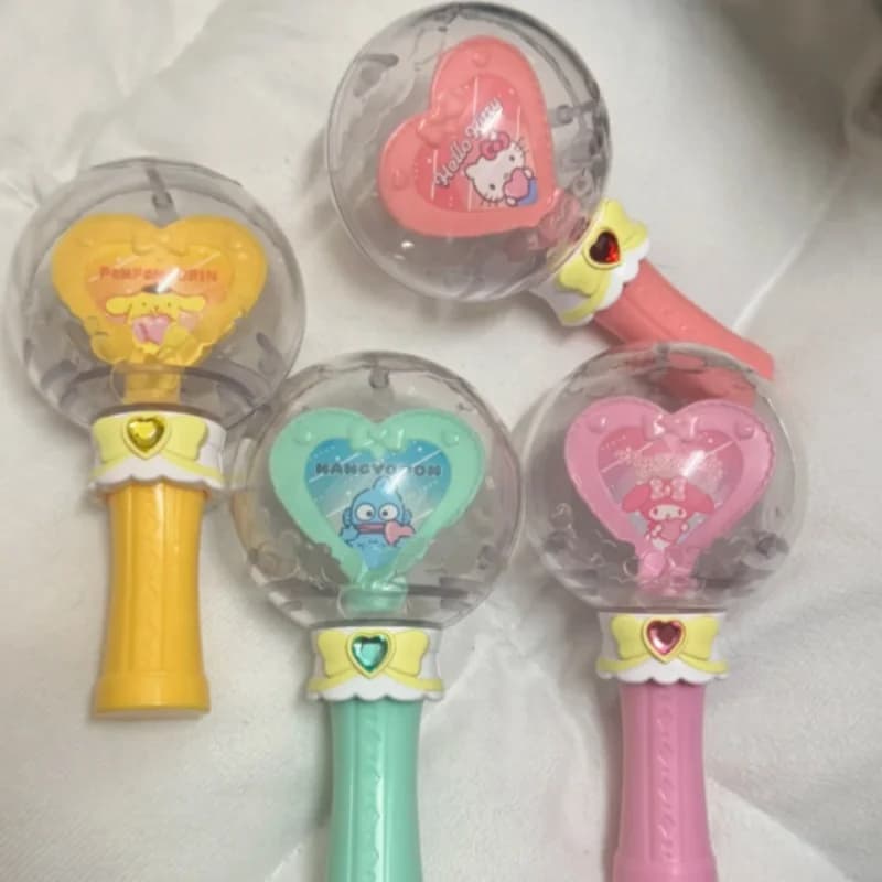 Bandai 1 Personaggio Sanrio Sfera di Cristallo Stick Fluorescente Uovo a Sorpresa Figura Mezzo Uovo di Pesce Serie Giocattoli da Collezione Hello Kitty