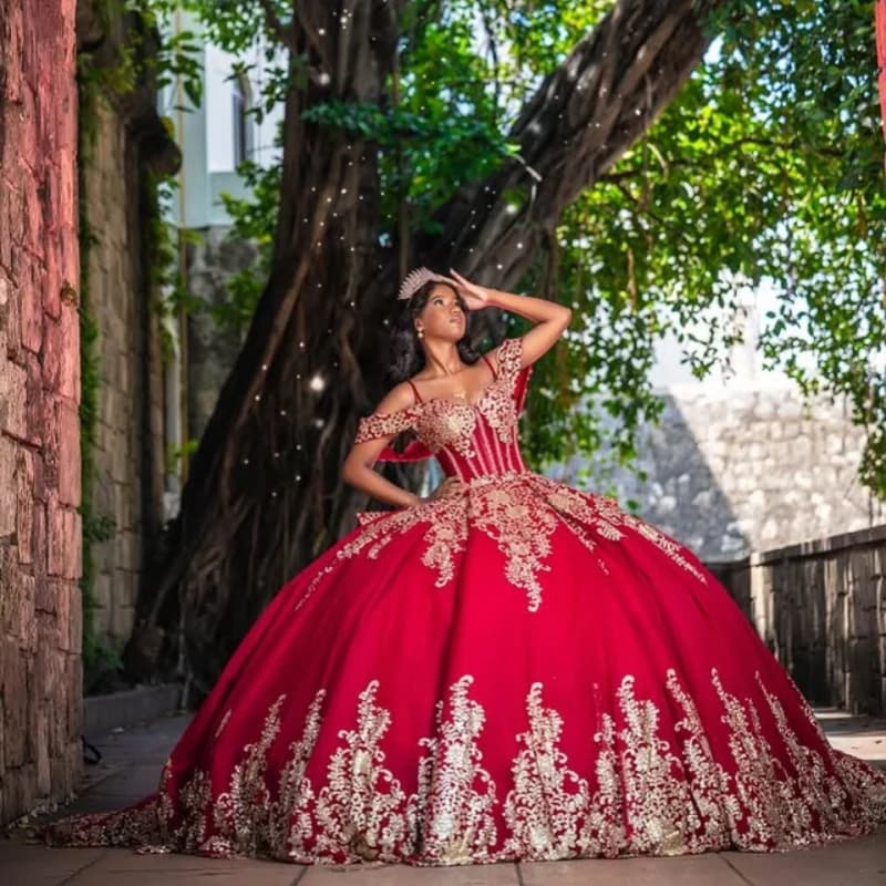 Abito Quinceanera rosso lucido con spalle scoperte glitter Decalcomania Coda lunga abiti da 15 Quinceanera Personalizza