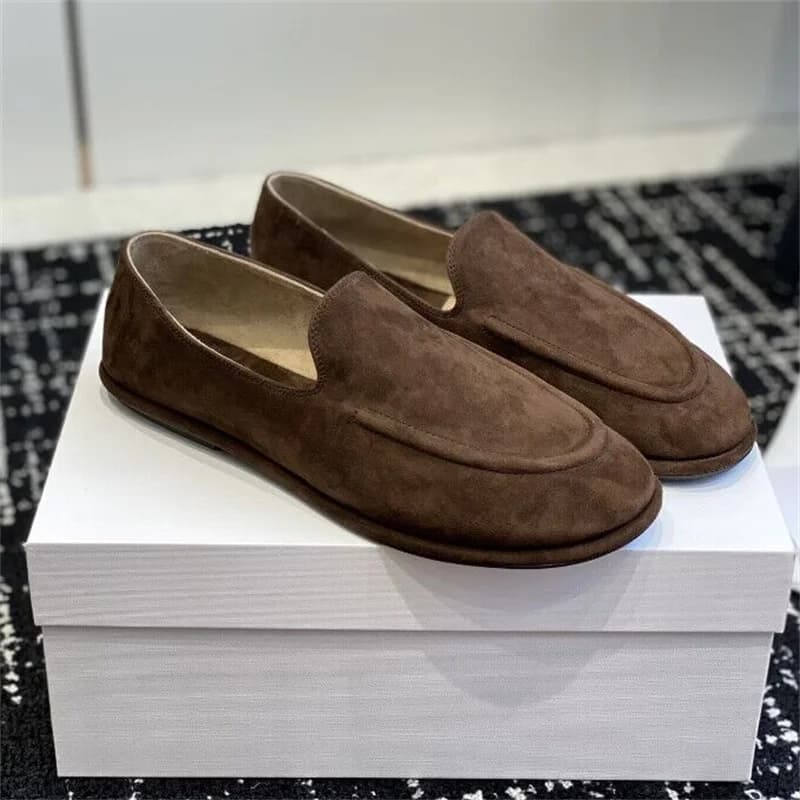 Le nuove scarpe Lefu sono realizzate in morbida pelle e caratterizzate da una silhouette aderente con un classico rivestimento circolare in pelle sul cuoio capelluto, che