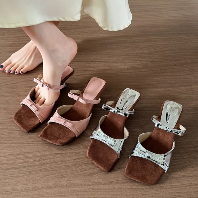 Pantofole a forma di donna estiva con scarpe eleganti con punta quadrata alla moda Scarpe con fiocco con fibbia Sandali da donna carini 2025 Infradito firmate