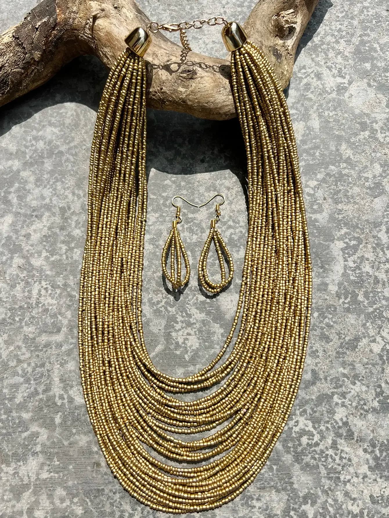 Set di collana a strati con perline e orecchini pendenti