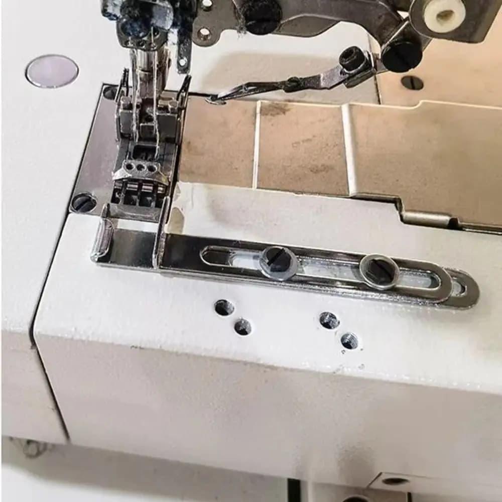 Piedino in Metallo per Macchina da Cucire, Tre Aghi Cinque Fili, Piedino Multifunzione con Guida per Cuciture, Accessori per Macchine da Cucire