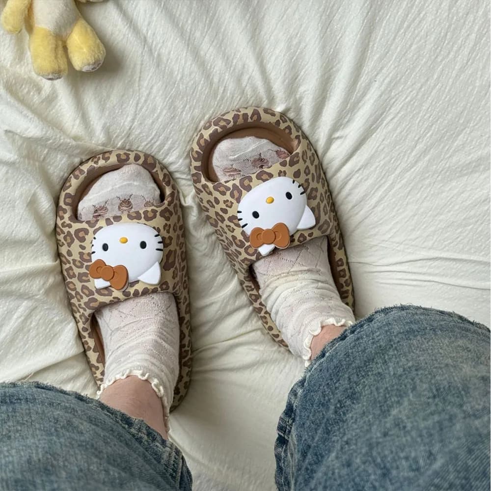 Pantofole da donna Sanrio Kawaii con motivo leopardato, carine, alla moda, con suola spessa e morbida, antiscivolo, per studentesse e per la casa.