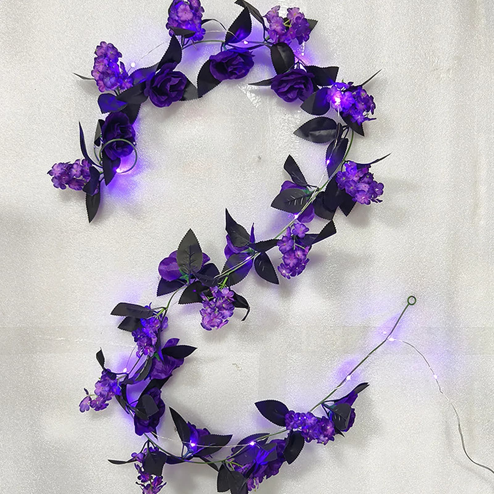 Fiore viola Foglie nere Vite Pianta artificiale Vite 2 m con striscia di luce viola 2025 Decorazione di Halloween Decorazioni per la casa stregata