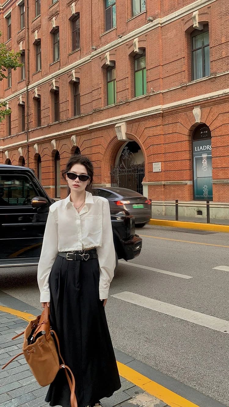 Gonna Midi Nera a Vita Alta con Pieghe a Trapezio, Doppia Cintura, Effetto Modellante sui Fianchi, Moda Donna, 100% Poliestere, Stagione Autunnale