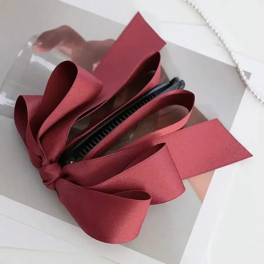 Elegante fermaglio per capelli con fiocco in raso bordeaux per donna, accessorio per outfit da giorno o da appuntamento