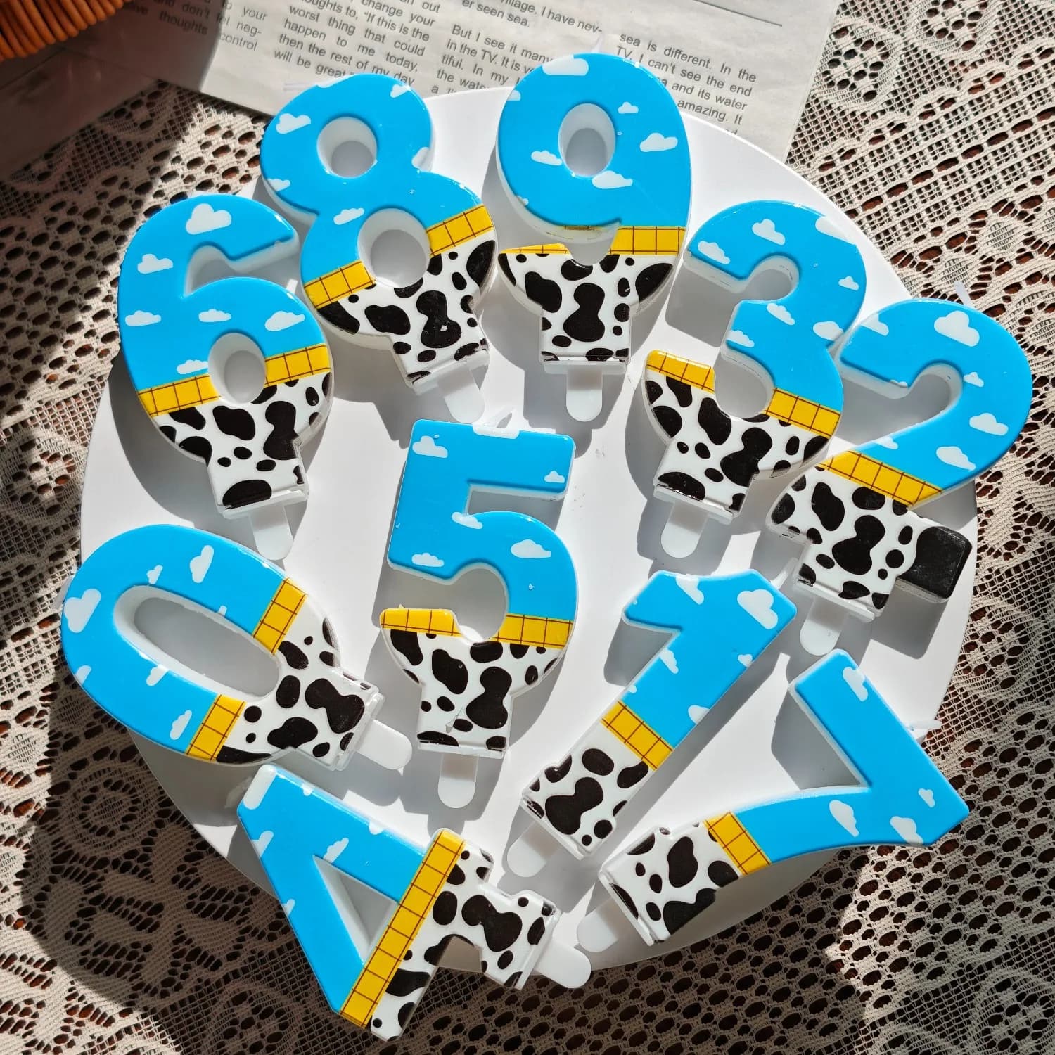 1 Pezzo, Candeline Numeriche 1-9 con Cielo Blu e Nuvole Bianche, Decorazioni per Feste di Compleanno a Tema Animazione, per Torte e Feste