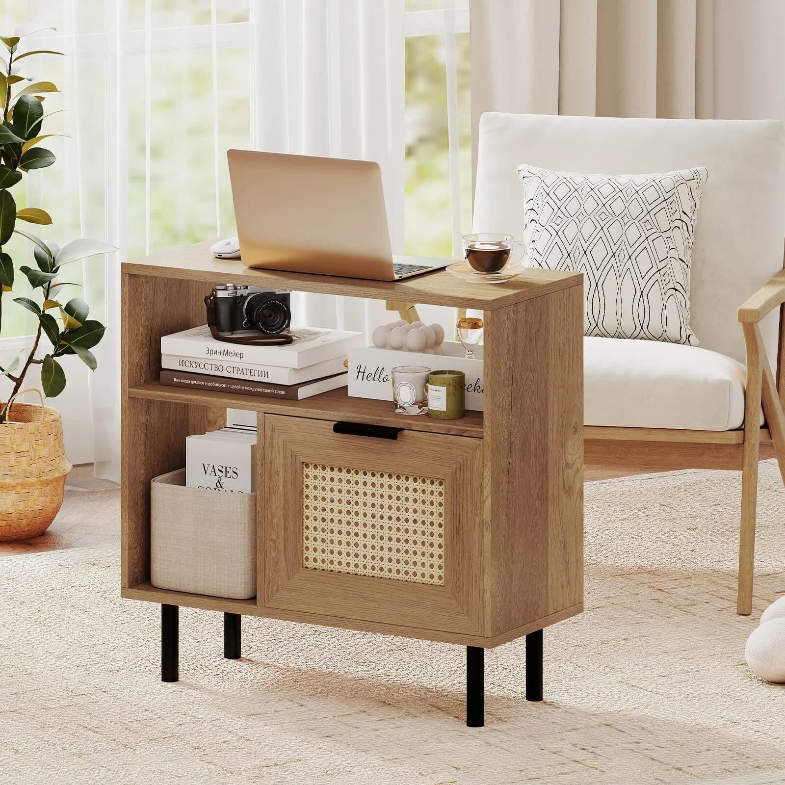 Comodino Boho in Rattan con Ripiano Portaoggetti e Gambe in Metallo