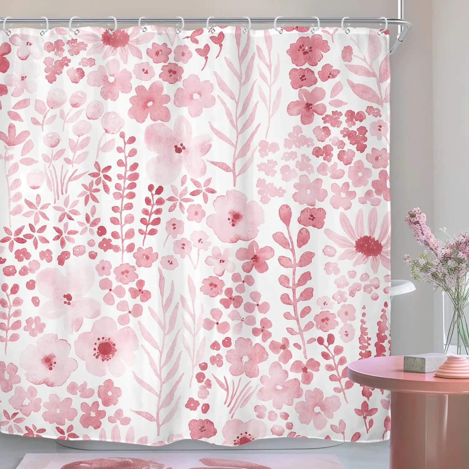 Tenda da doccia floreale rosa con fiori e foglie acquerellati per un arredamento romantico del bagno