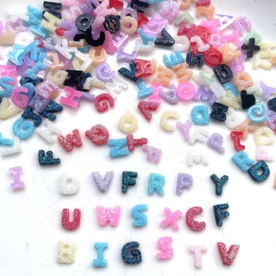 100 pezzi di strass in resina con 26 lettere miste, adatti per la creazione di gioielli, decorazioni fai da te e nail art.