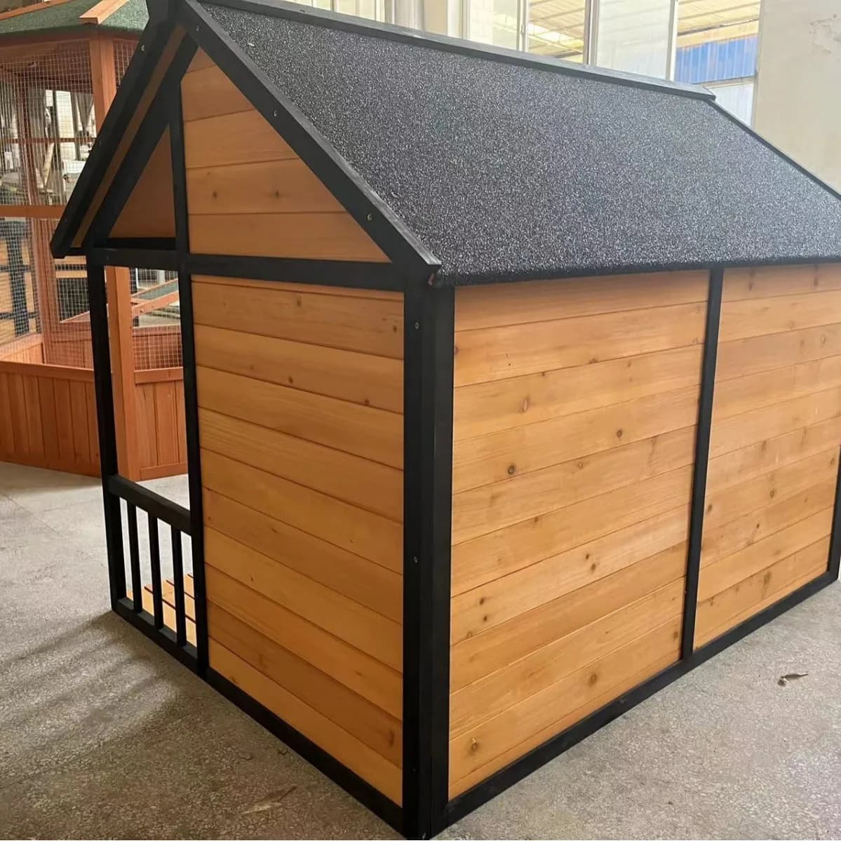 Mobili per animali domestici in legno per casa per cani da esterno con motivo solido giallo con portico sul tetto dell'asfalto