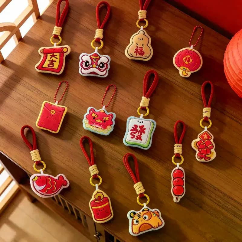 Simpatico cartone animato Capodanno mascotte ciondolo in peluche portachiavi festivo rosso farcito bambola zaino ciondolo gioielli accessori giocattolo regalo