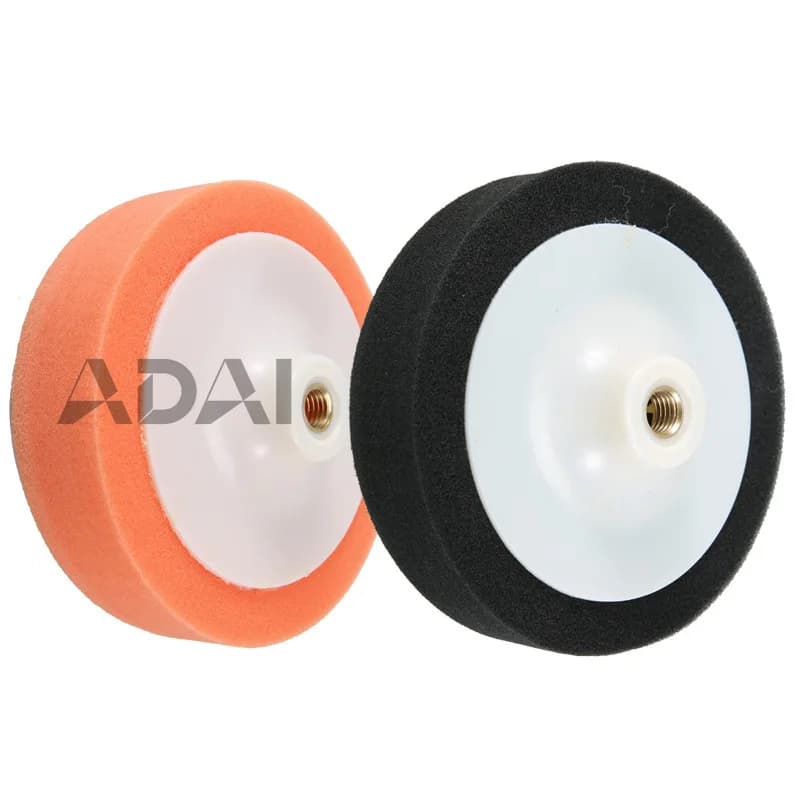 Spugne piatte per lucidatura, ceratura e smaltatura auto, fori per viti da 14 mm, diversi modelli per levigatura e pulizia.