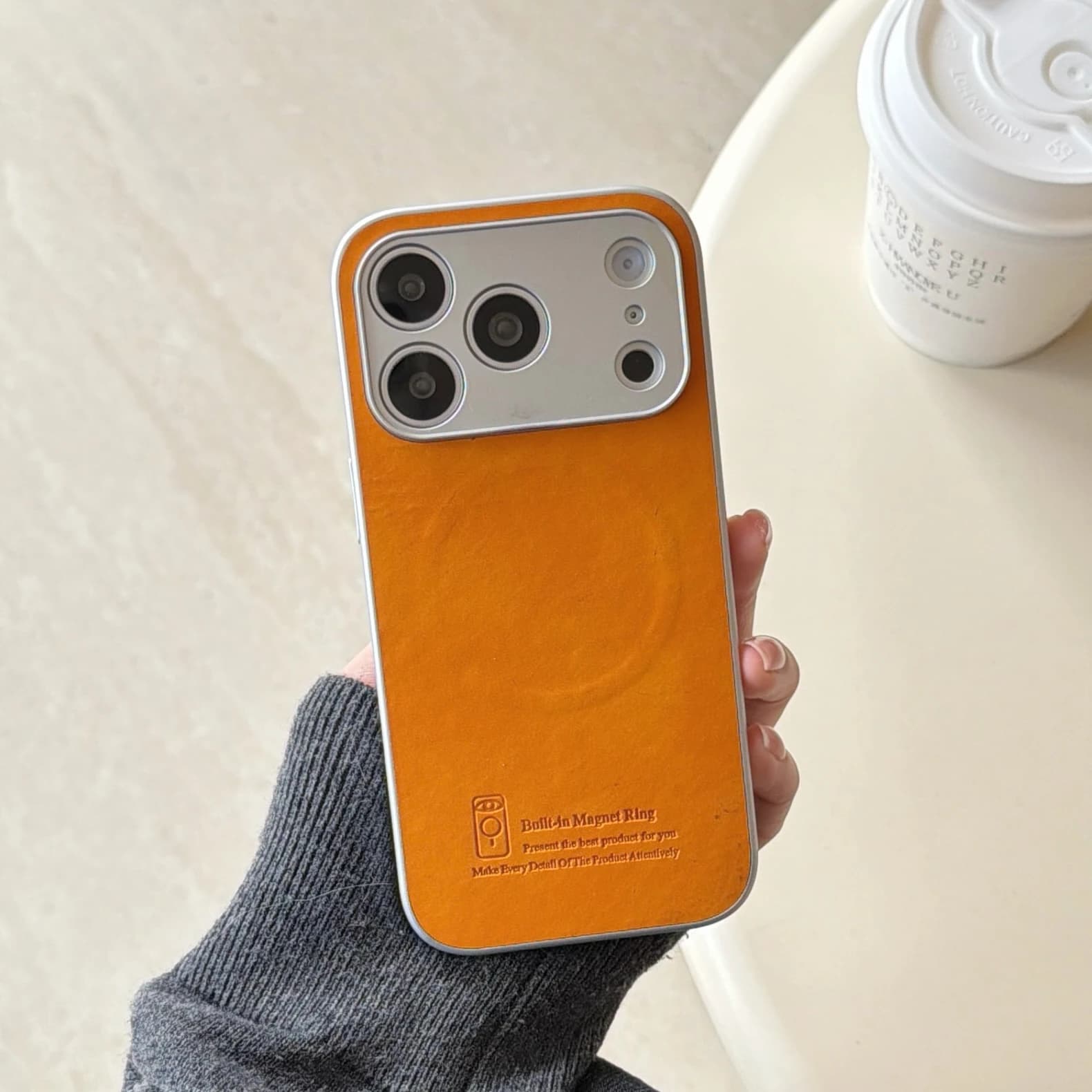 Custodia Magnetica Effetto Pelle per iPhone 17 Pro Max 16 Plus 15 14 13 Antiurto Slim Fit con Protezione Lente per Cover Magsafe