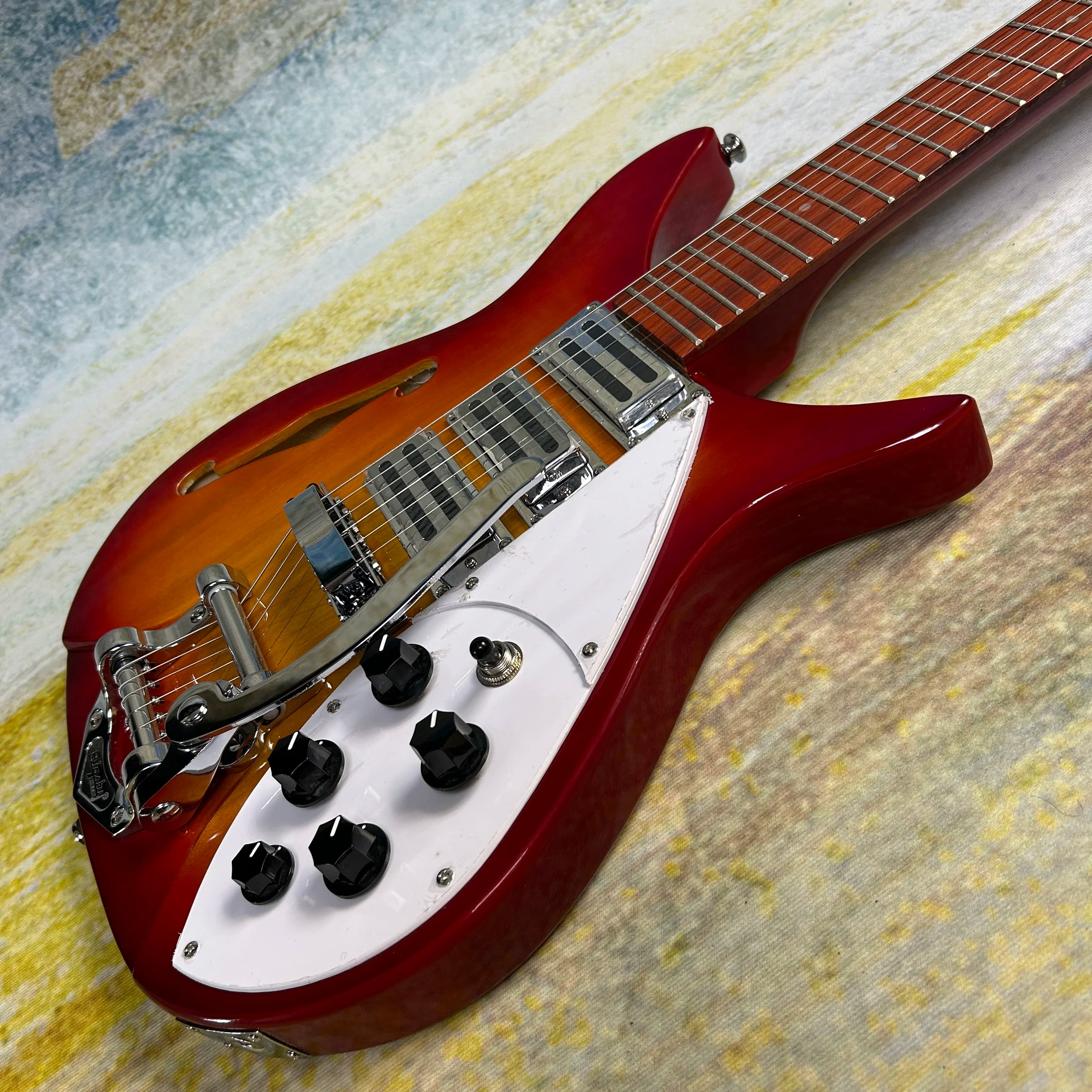 Chitarre Elettriche Modello Rickenbacker 325 Colore Cherry Sunburst Semi-Hollow con Fori F, Lunghezza Scala 527 mm
