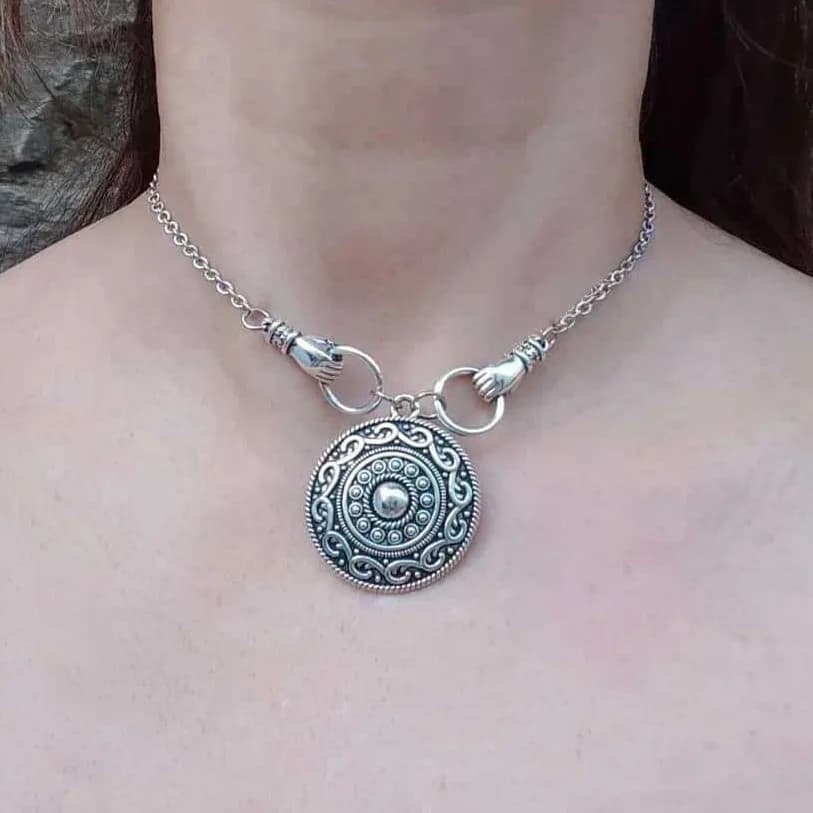 Collana con bussola, scudo, gioielli vintage, medievali, misteriosi, accessori vichinghi, goffrati, doppio anello, choker per donna e uomo