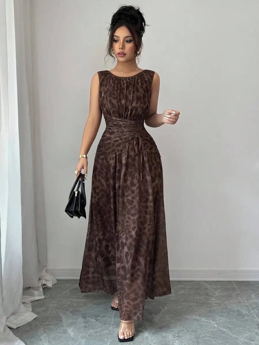 Abito lungo da donna marrone con stampa leopardata, senza maniche, a trapezio, con coulisse in vita