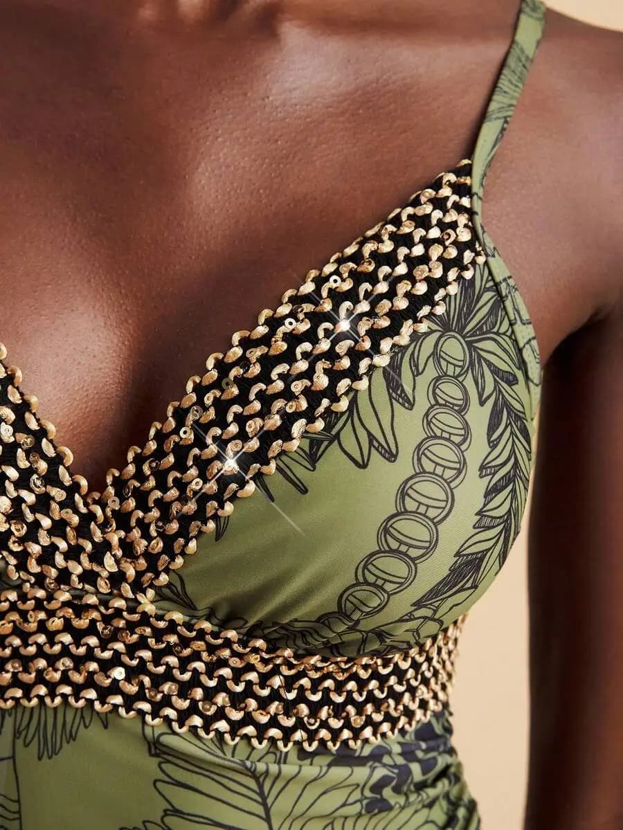 Costume intero verde con stampa tropicale, spalline sottili e bordi decorati con perline