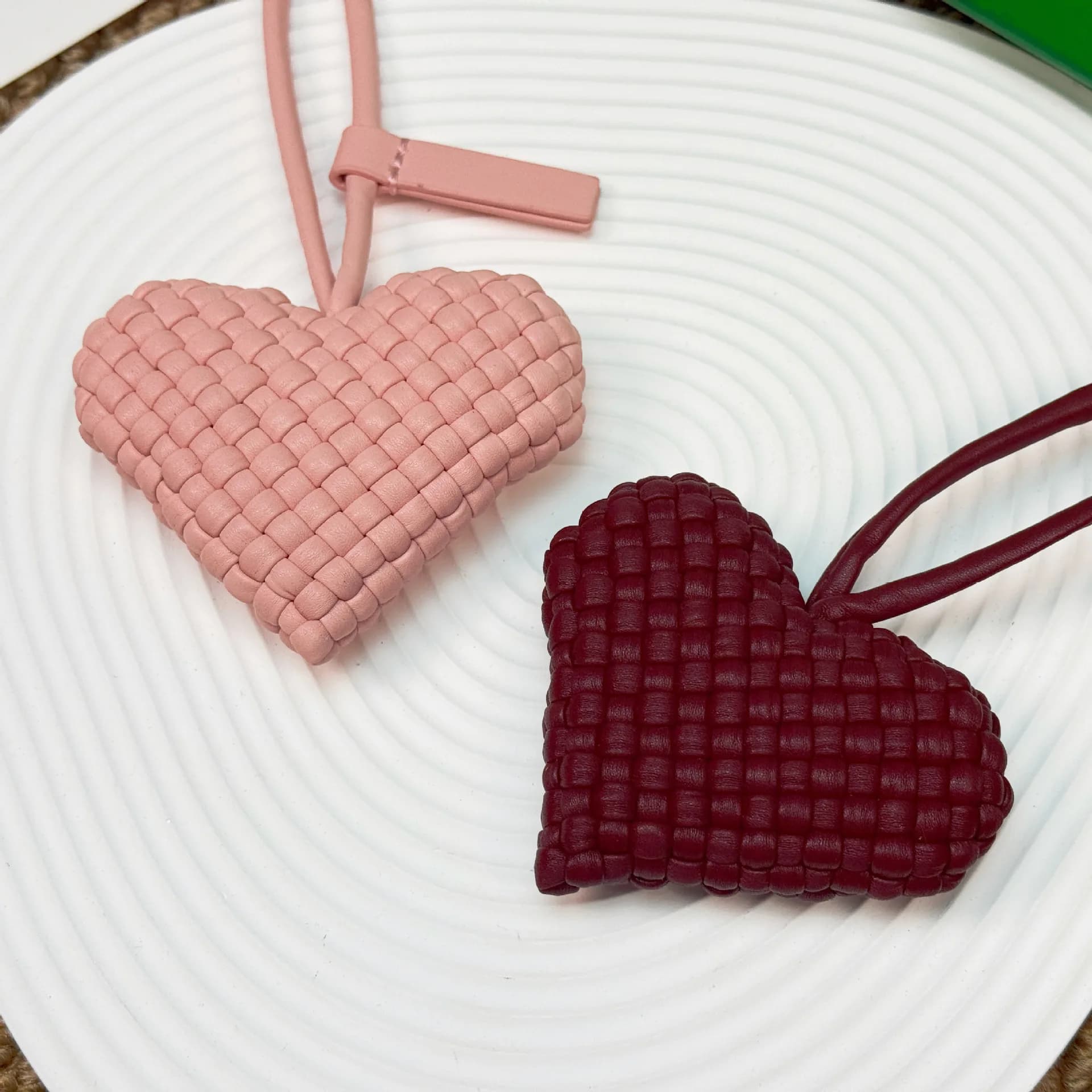 Ciondolo per Borsa a Cuore Rosso Lavorato a Maglia Fatto a Mano, Portachiavi in Pelle, Accessori di Lusso per Borse