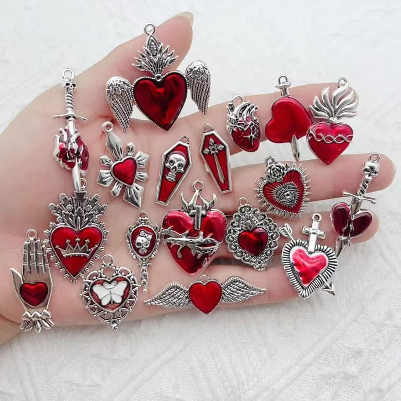 Mescolare casuale 10 pezzi stile gotico scuro esagerato cuore croce spada pendente accessorio fai da te fatto a mano collana braccialetto perline