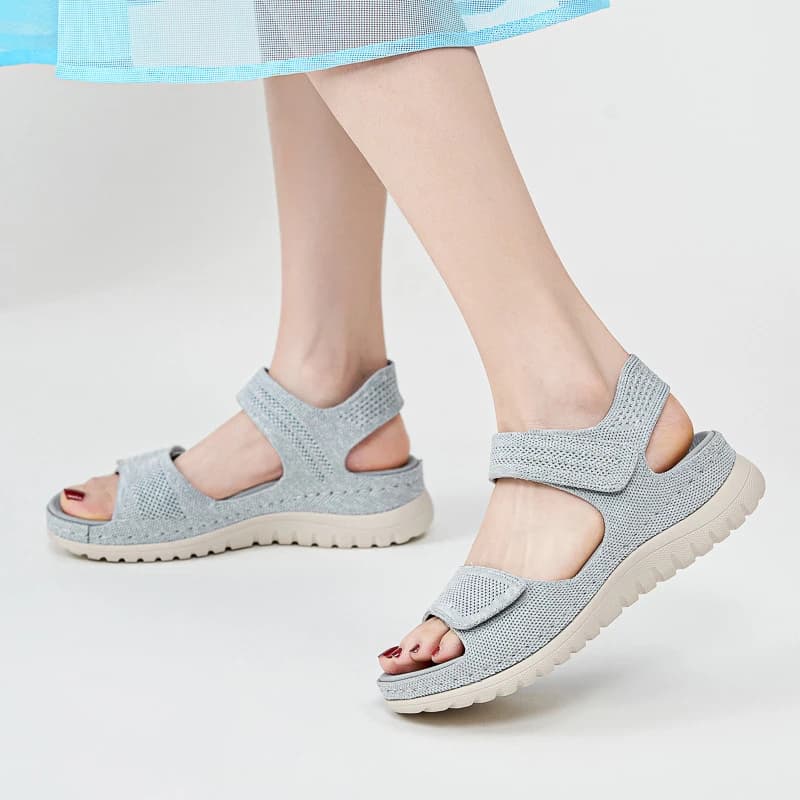 Sandali sportivi e casual europei e americani Nuovi sandali da donna con suola spessa da spiaggia cava in velcro 2025 comodi e semplici