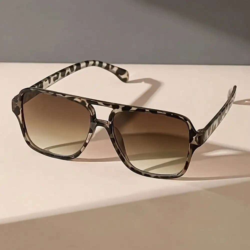 Occhiali da donna rettangolari con stampa leopardata, montatura in PC, doppio ponte, adatti per l'uso quotidiano e lo stile street.