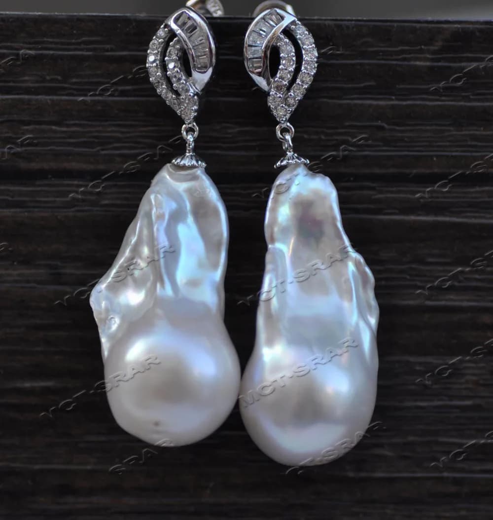 Z11587 Orecchino pendente con perla CZ Reborn KESHI barocca bianca da 30 mm