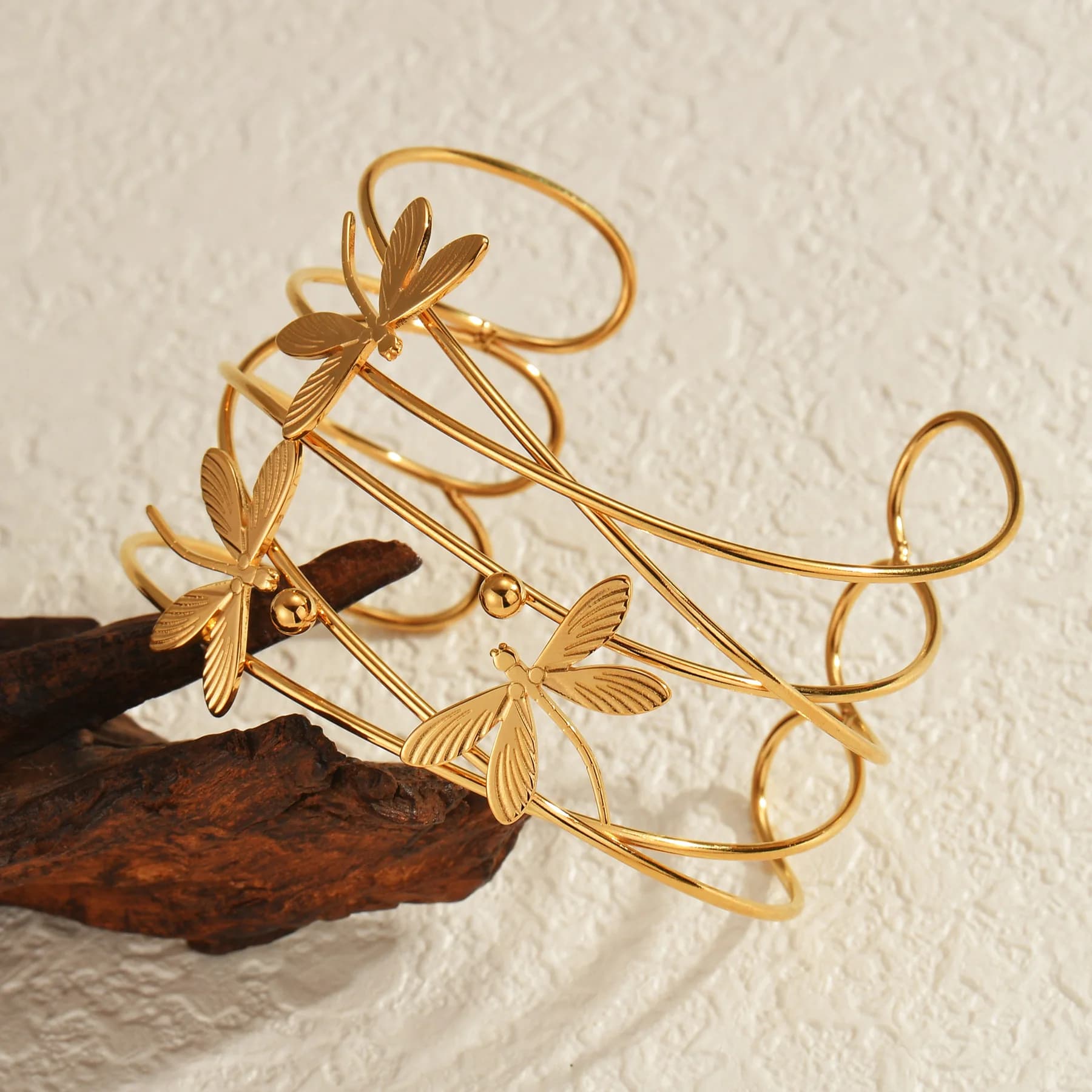 Bracciale cavo in acciaio inossidabile placcato oro multistrato alla moda. Squisito design a forma di libellula. Affascinanti regali quotidiani per le vacanze delle donne