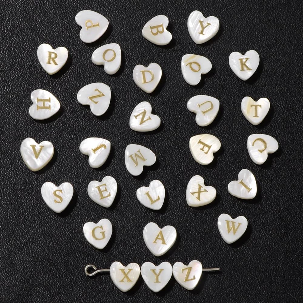 Perline di conchiglia naturale con cuore d'amore 26 lettere iniziali Perline sfuse di madreperla bianca per la creazione di gioielli Collana braccialetto fai da te