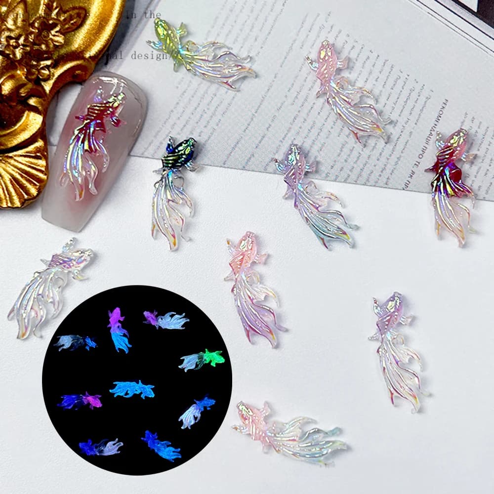 50 pz Misto Pesci Koi Unghie artistiche Pendenti e Ciondoli Luminosi Multi Pesce Decorazione Del Chiodo Pesci Oro Forniture Placcatura Koi Stile Cinese Parti Fortunate