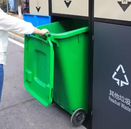 Contenitore per rifiuti esterno transfrontaliero con coperchio a scatto