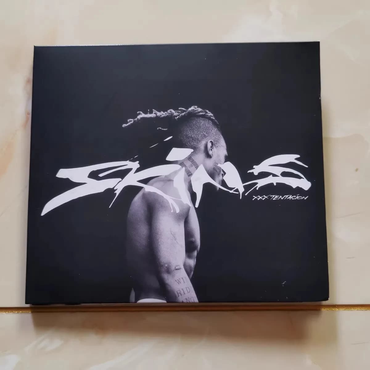 XXXTENTACION SKINS – Collezione Musicale Icone Postumi del Rap Alternativo Americano, Emo, Trap, con Estetica Dark e Album da Studio