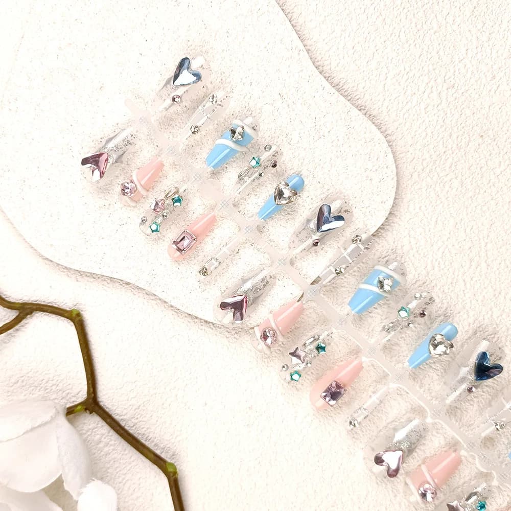 Nail art a tema stella blu, adesivi per unghie con strass a forma di cuore per un look sofisticato.