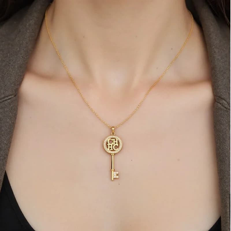 CH Collana bicolore Prodotti selezionati Ciondolo classico a forma di chiave di fascia alta Regalo di gioielli da donna di moda squisita