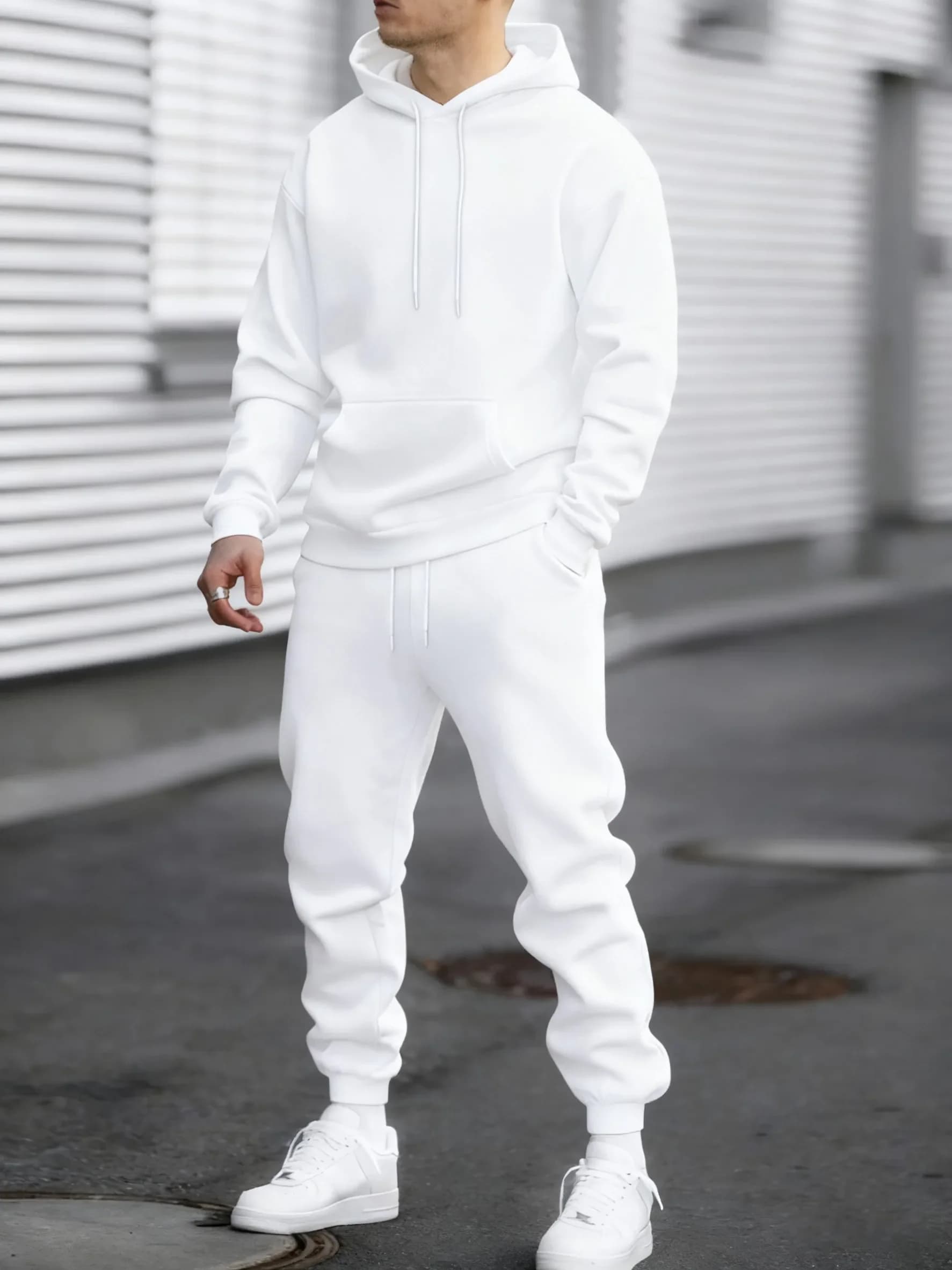 New trend in men's jogging streetwearathletic trouserspaired with hoodiesPolaire has amplestock ofautumn/winter sportswear sets.