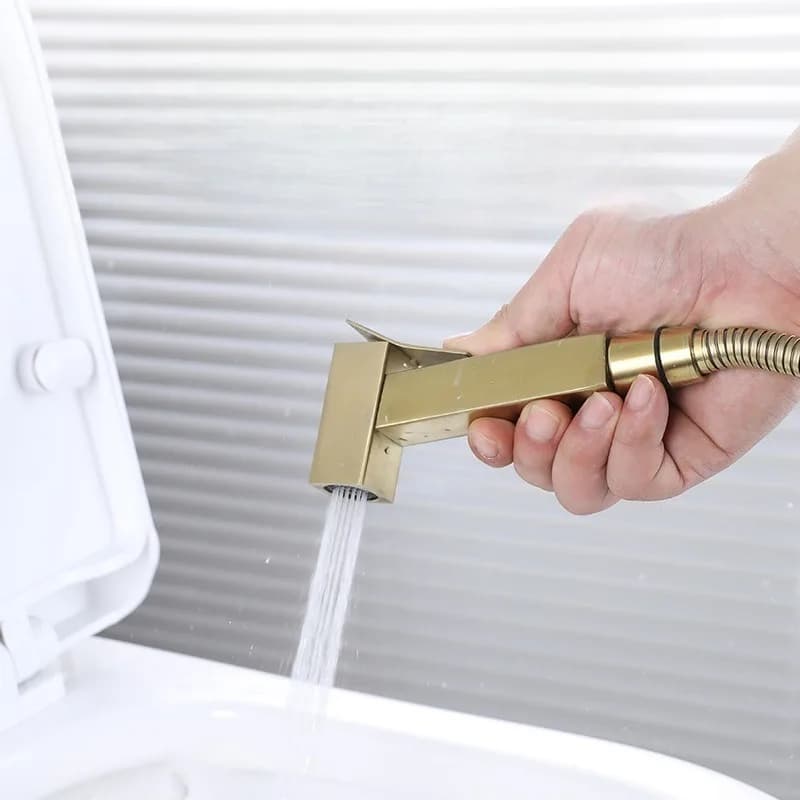 Dispositivo di lavaggio da donna multifunzionale per WC con pistola a spruzzo quadrata in acciaio inossidabile 304 spazzolato oro per il bagno