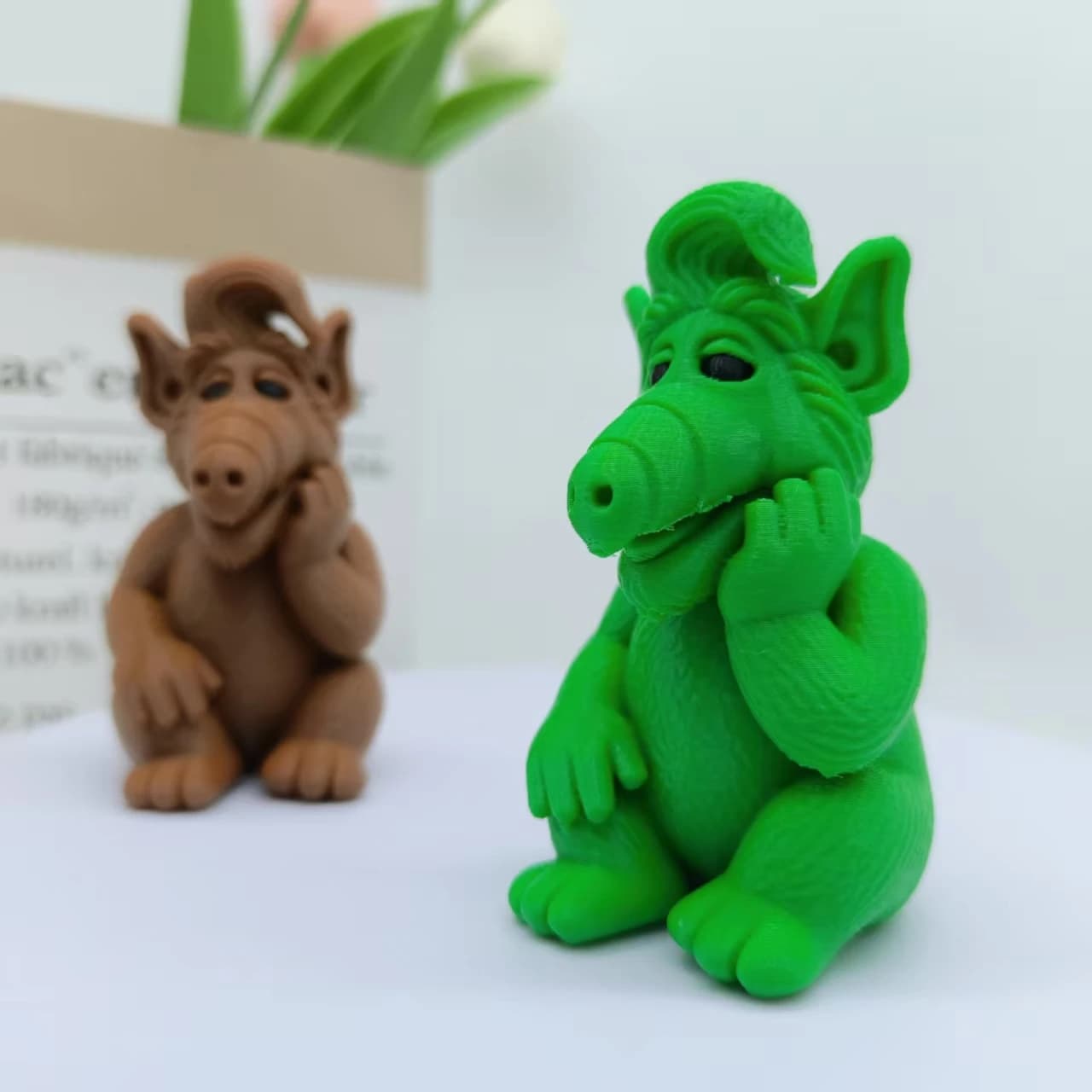 Alf Thinking about Extraterrials Figurine, Alf Tv Show Comedy Character Doll Ornament, Regalo Nostalgico per i fan, Aspetto alieno Presentato in un pensiero di posa seduto, Adatto ai fan della cultura pop