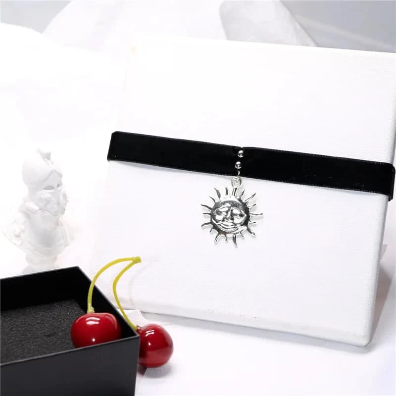 Collana CyMovie Leon Cosplay, Collana con Ciondolo Sole Mathilda Lolita Professionale, Girocollo Unisex, Accessori Gioielli Neri