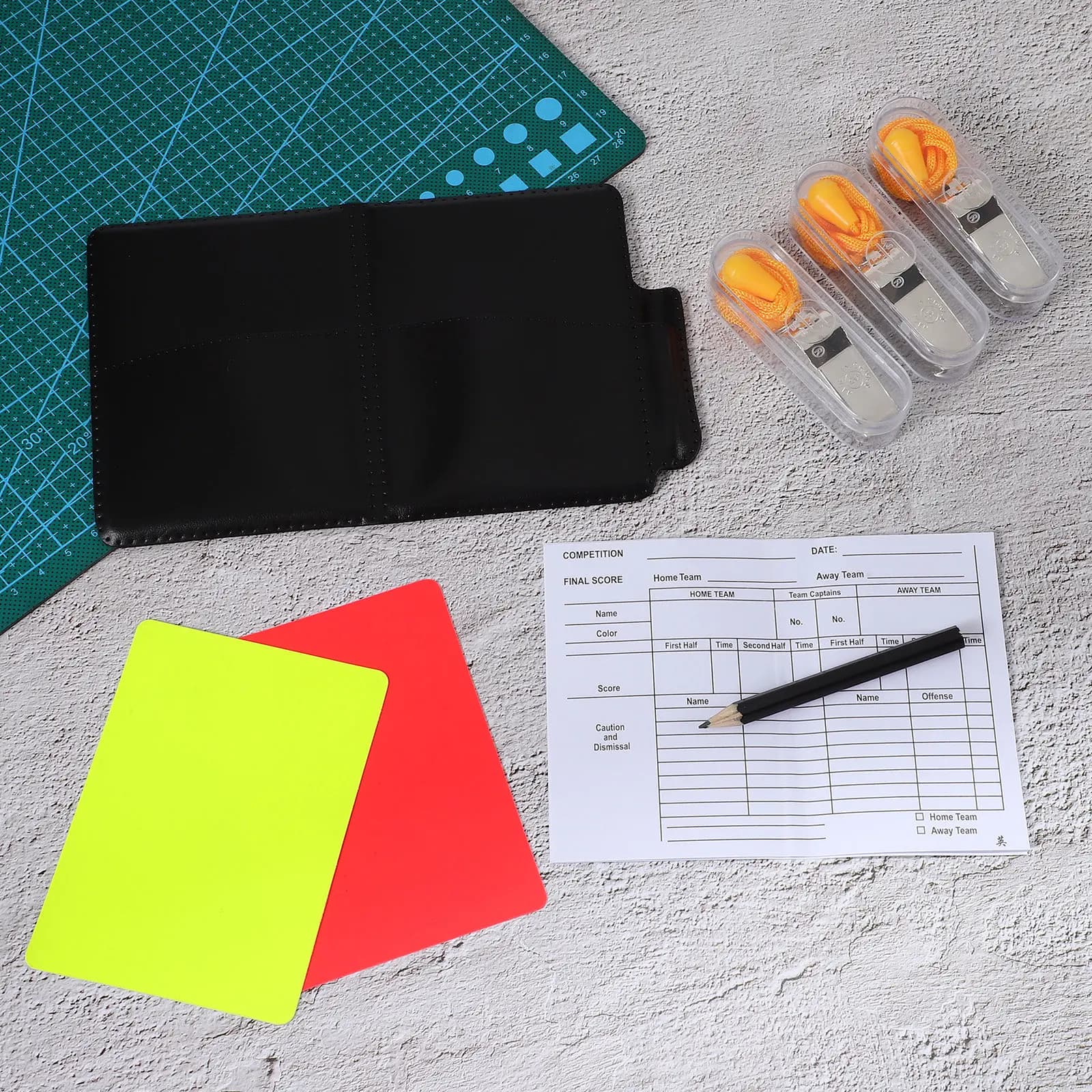 Set Arbitro Completo Portatile: Cartellini Arbitro, Foglio Punteggio Standard, Fischietti - Ideale per Partite di Calcio, Pallacanestro, Pallavolo