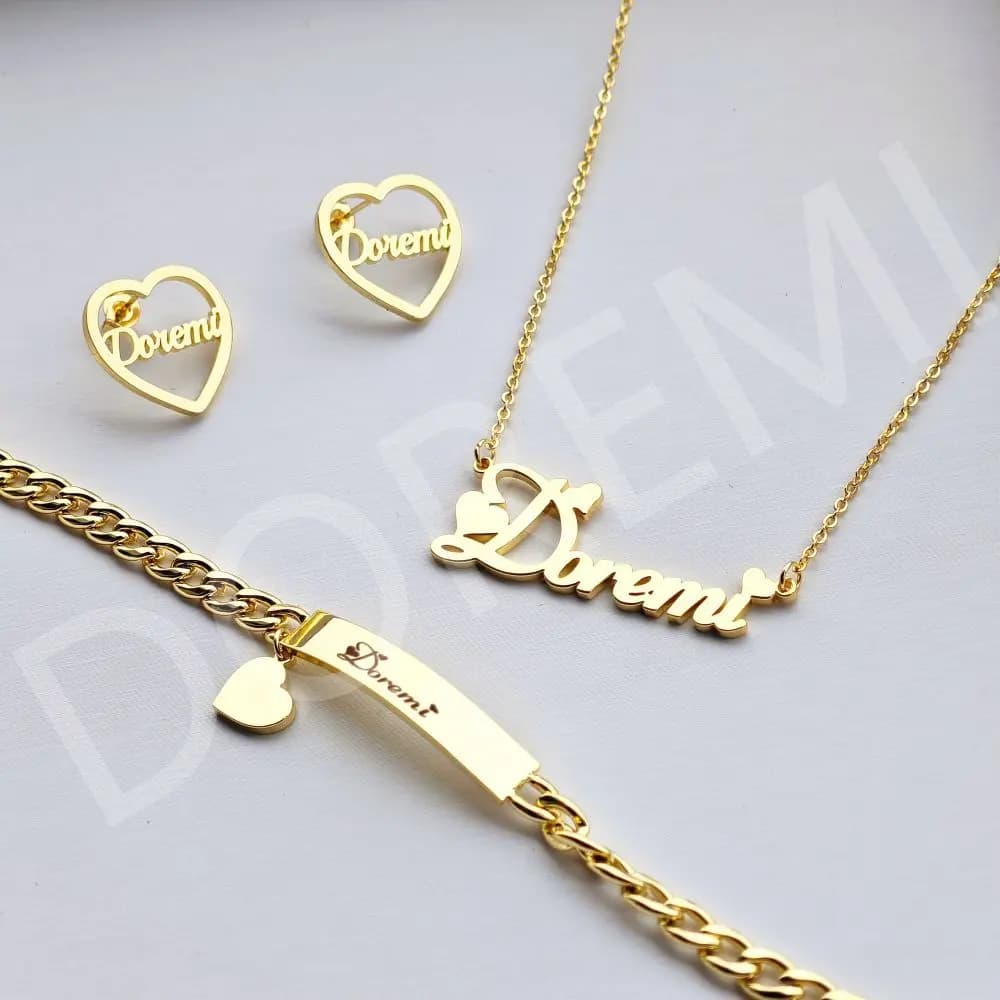 DOREMI Mini neonate orecchino a cerchio lettera personalizzata nome personalizzato orecchini a cuore in acciaio inossidabile Set di gioielli con nome personalizzato