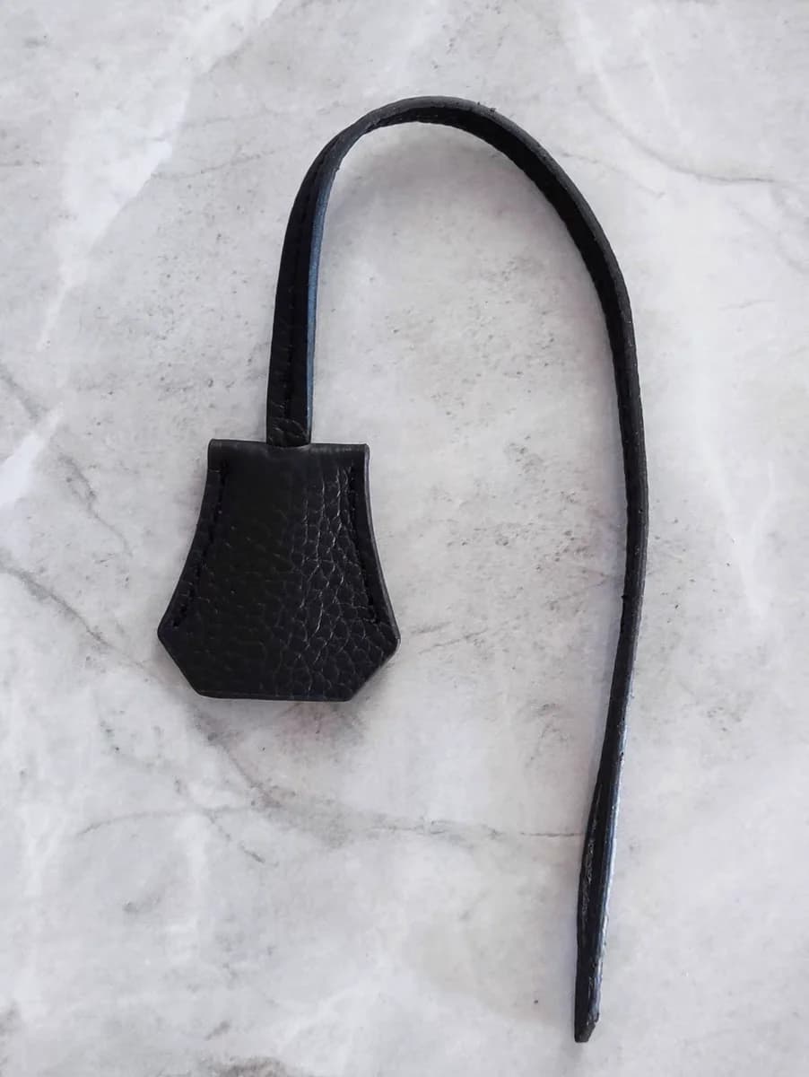 Clochette in Pelle di Vitello Goffrata con Ciondolo a Campanello e Cinturino per Borsa da Donna di Design, 9 Colori