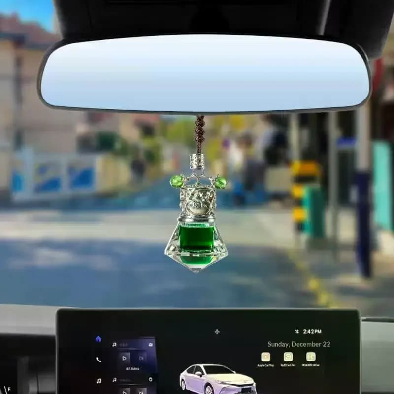 Car Hanging Aromatherapy Diffuser Portable Refillable Glass Essential Oil Bottle Pendant for Interior Air Freshening