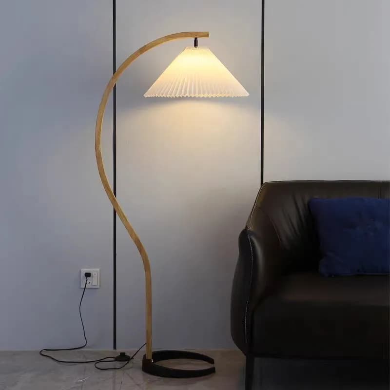 Lampada da terra curva giapponese lampada da terra in legno Soild a LED paralume pieghettato soggiorno camera da letto studio Decor divano luce di lettura laterale
