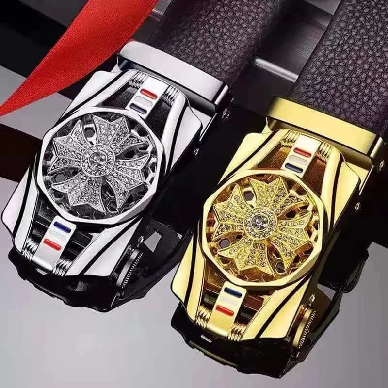 I modelli di auto sportive sono dotati di cinture sportive, cinture da uomo, cinture da uomo con fibbia automatica.