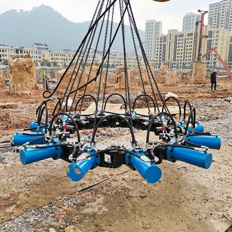 Hydraulic Machine for Cutting and Breaking Poles, for Construction of Fondamenta di Ponti