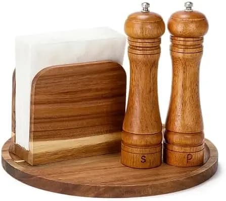 Set di 4 Pezzi per Arredamento Rustico da Cucina – Vassoio in Legno di Acacia, Macinapepe e Saliera, Portatovaglioli e Portaspezie (Marrone)
