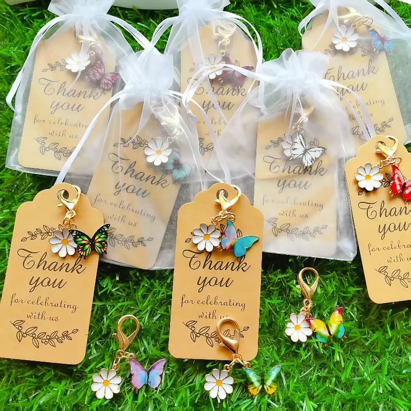 36 portachiavi con margherite e farfalle, piccoli regali per la festa di battesimo, Natale, Ringraziamento, con sacchetti regalo e etichette di ringraziamento
