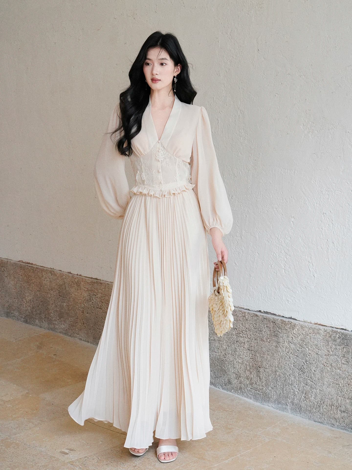 Aphrodite Light Formal Series: Set con Camicia con Scollo a V e Inserti in Pizzo e Gonna Lunga Plissettata, Outfit Moda Donna Primavera-Estate